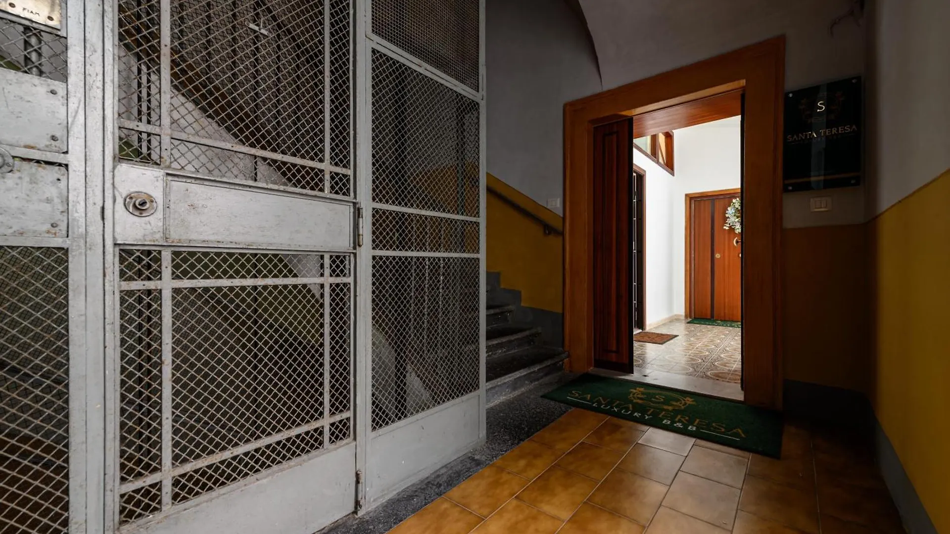 Apartment Home Santa Teresa Degli Scalzi 118 Naples